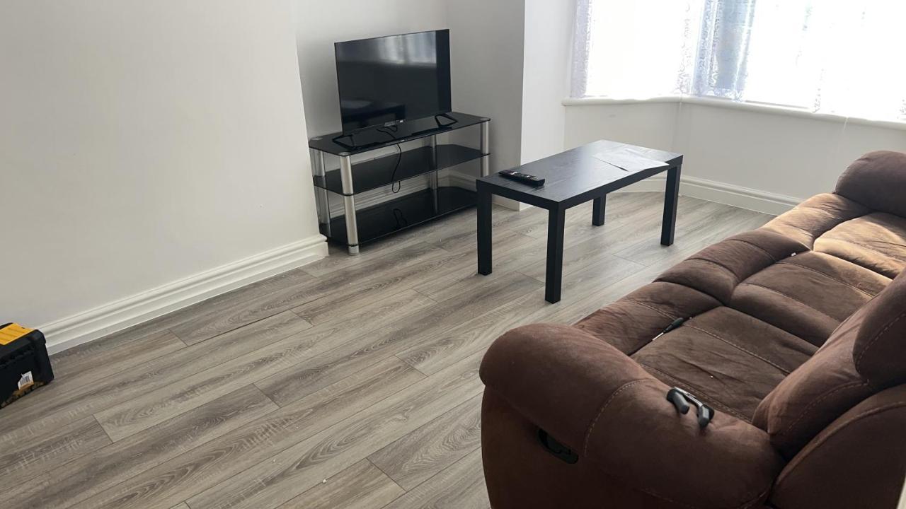 The Coral Guest House 1 Mile From Winchester Market מראה חיצוני תמונה